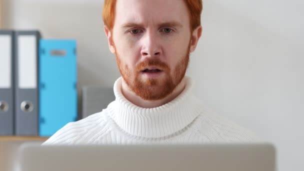 Amazed Man in Shock, surprise positive pour l'homme aux cheveux rouges et à la barbe — Video