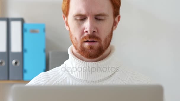 Крупный план человека с рыжими волосами, думающего о работе — стоковое видео