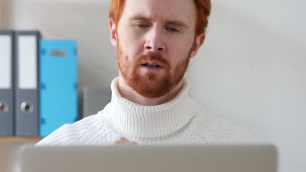 Крупный план человека с рыжими волосами, расслабляющегося на работе — стоковое видео