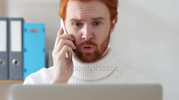 Szczegół człowieka z czerwone włosy rozmowa na telefon, omawiając — Wideo stockowe