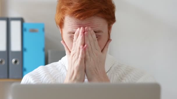 Giovane sconvolto con i capelli rossi sul lavoro — Video Stock