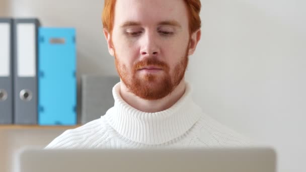 Pollici su da uomo con capelli rossi e barba al lavoro — Video Stock