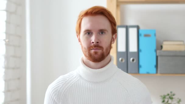 Porträtt av Man med rött hår, tittar i kameran — Stockvideo