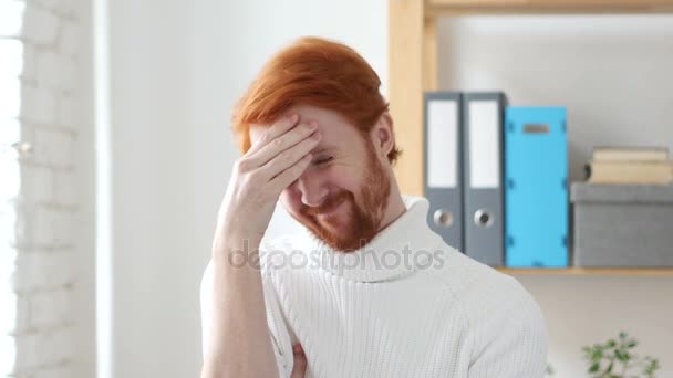 Головная боль, разочарованный мужчина с рыжими волосами в напряжении — стоковое видео