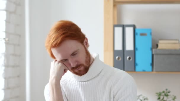 Durmiendo cansado joven con el pelo rojo — Vídeos de Stock