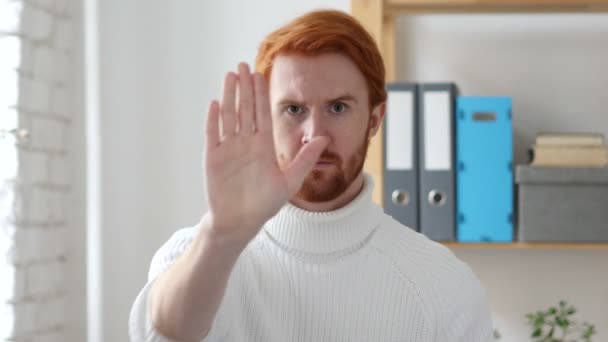 Stoppa tecken, mannen med röda hår göra en gest med handen — Stockvideo