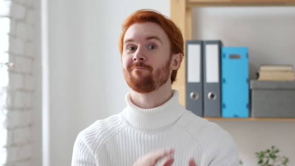 赤い毛を持つ男を拍手拍手 — ストック動画