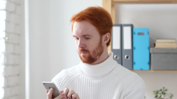 Navegar en línea en el teléfono inteligente, Hombre con Pelos Rojos — Vídeos de Stock