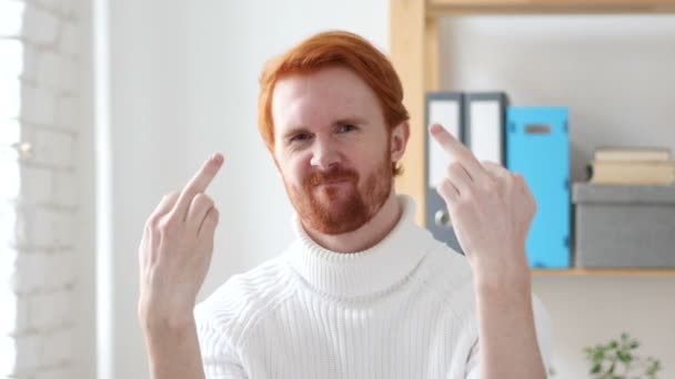Homem com cabelos vermelhos mostrando dedo médio — Vídeo de Stock