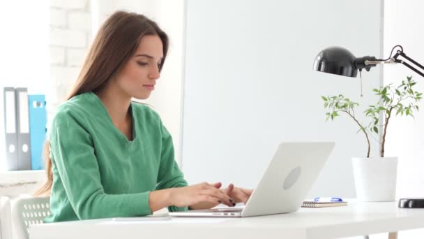 사무실에서 노트북에서 일 하는 아름 다운 여자 — 비디오