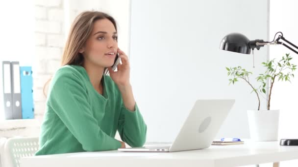 Kreatywne kobieta rozmawia telefon w pracy, udostępnianie informacji — Wideo stockowe