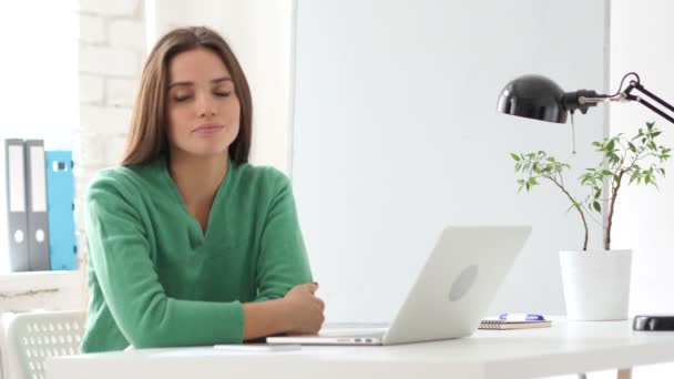 Femme créative secouant la tête pour nier, rejetant l'accord — Video