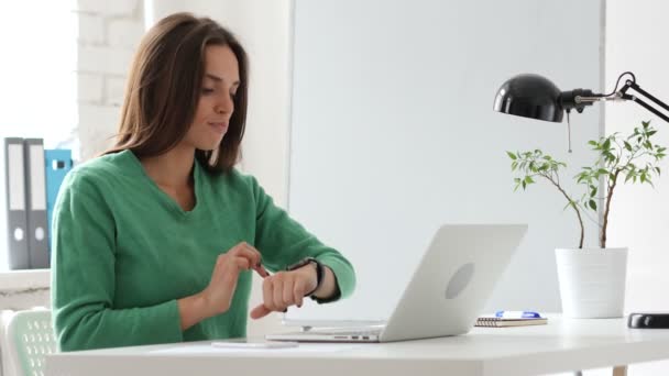 Donna creativa utilizzando Smartwatch, Navigazione — Video Stock