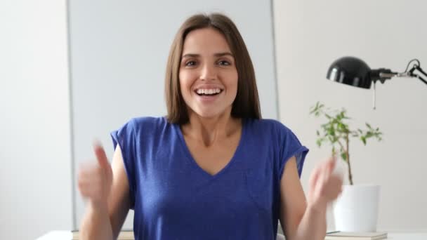 Krásná žena slaví úspěch, nadšení nad šťastný — Stock video