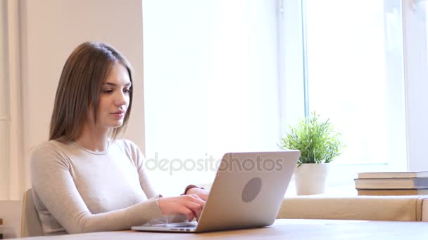 Designer feminina trabalhando no laptop no escritório — Vídeo de Stock