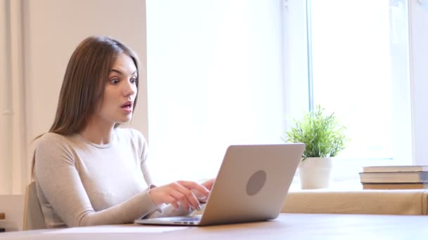 Designer feminina em choque, enquanto trabalhava online — Vídeo de Stock