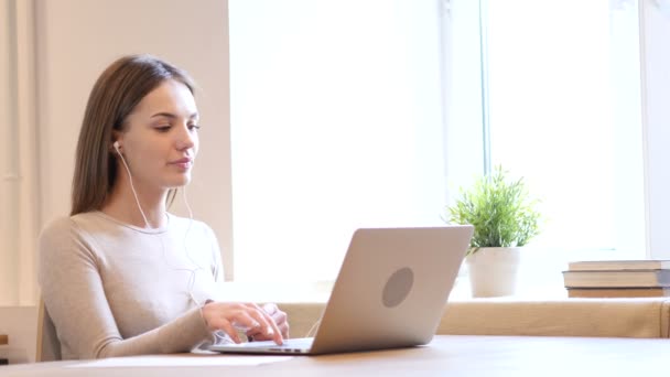 VIdeo Chat en el ordenador portátil por Mujer Diseñador — Vídeos de Stock