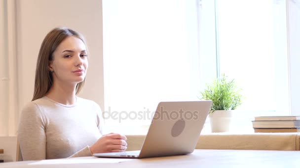 Sonriente joven diseñadora en el trabajo — Vídeos de Stock