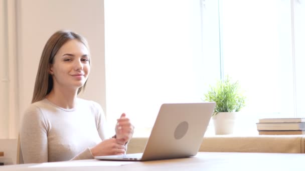 Pulgares hacia arriba por diseñadora femenina — Vídeos de Stock