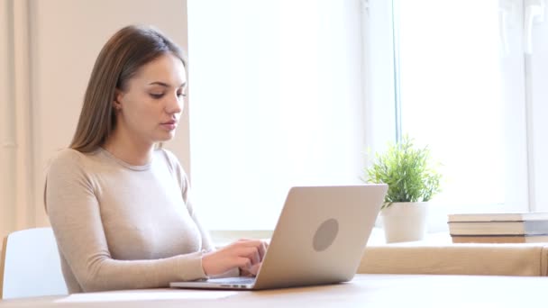 Mujer diseñadora saliendo de la oficina, trabajo hecho — Vídeos de Stock