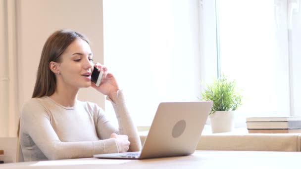 Ženské návrháře mluví o telefonu v práci, nový projekt — Stock video