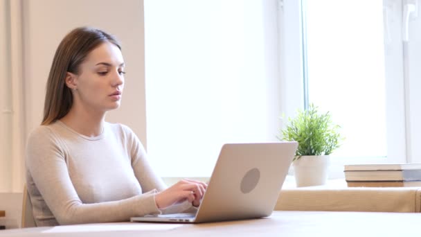 Kobiece Projektant pisania na laptopa, klawiatury — Wideo stockowe