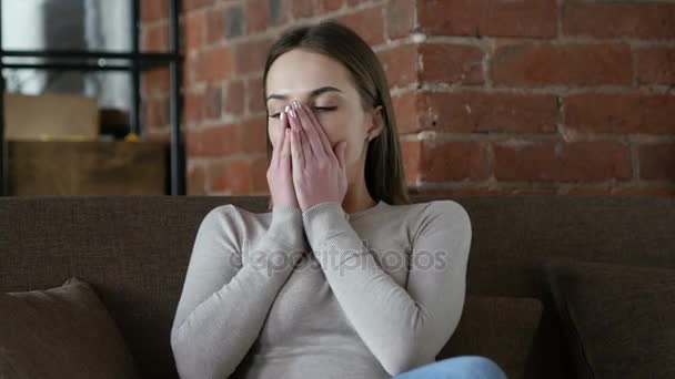 Больная девочка кашляет, женщина с инфекцией горла — стоковое видео