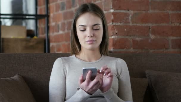 Diseñador Mujer Navegando Smartphone, Usando Internet — Vídeos de Stock