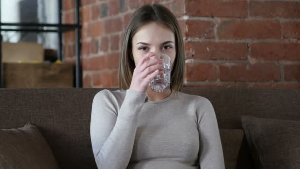 Pitné vody žena, sedí na pohovce — Stock video