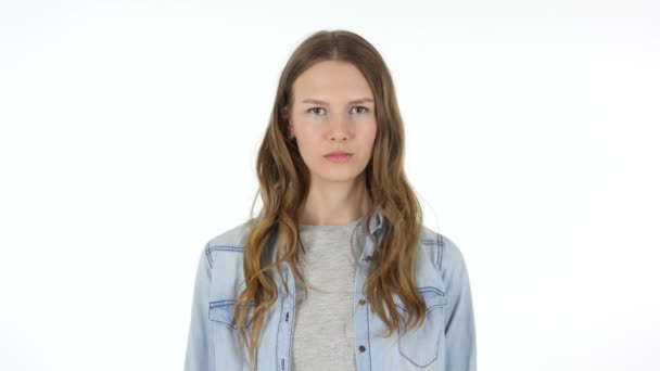 Gestikulierende Ablehnung, Ablehnung des Angebots durch eine schöne Frau auf weißem Hintergrund — Stockvideo