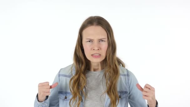 Mujer reaccionando con ira y agresión — Vídeo de stock