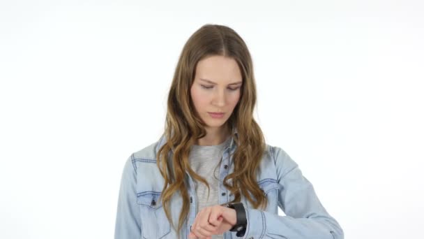 Junge Frau mit Smartwatch am Handgelenk — Stockvideo