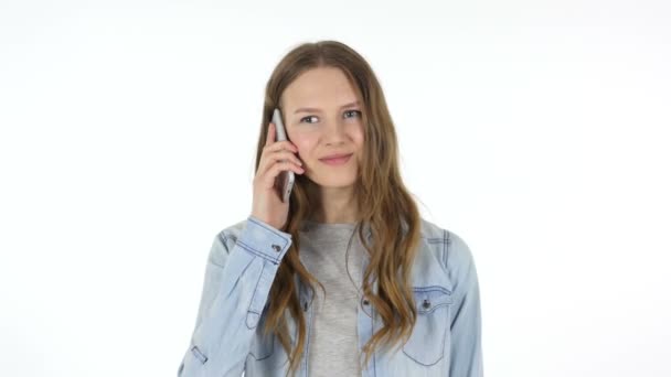 Falando no telefone, mulher no fundo branco — Vídeo de Stock