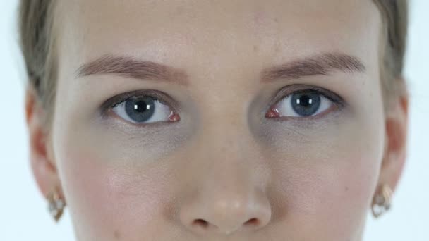 Parpadeando hermosos ojos femeninos — Vídeo de stock