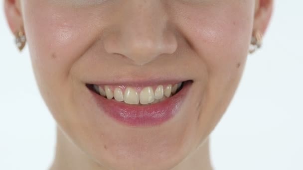 Labios y dientes sonrientes, chica de cerca — Vídeo de stock