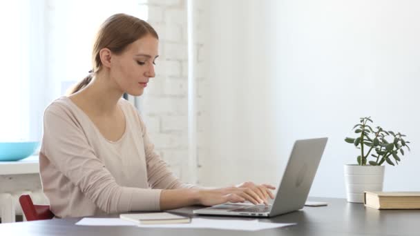 Relajarse mujer creativa que trabaja en el ordenador portátil, en línea — Vídeos de Stock