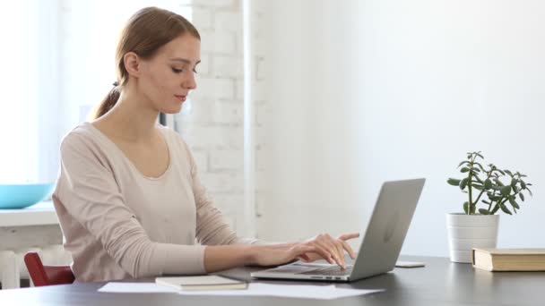 Jonge creatieve vrouw die op Laptop in Office werkt — Stockvideo