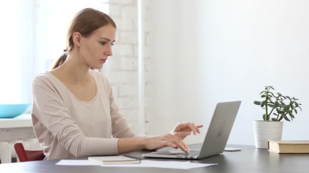 Mujer creativa molesta por el fracaso del proyecto, resultados erróneos — Vídeos de Stock