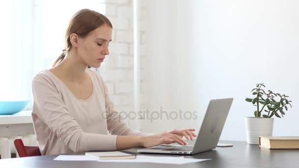 Irritada jovem mulher trabalhando no laptop, irritante — Vídeo de Stock