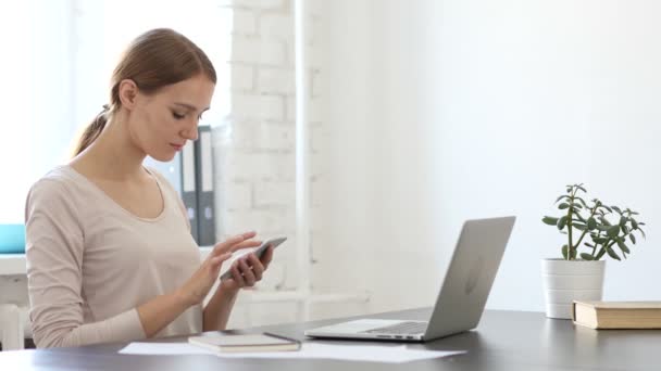 Mujer creativa usando aplicaciones de teléfonos inteligentes — Vídeo de stock