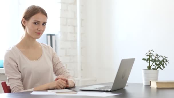 Femme pointant vers la caméra au bureau — Video