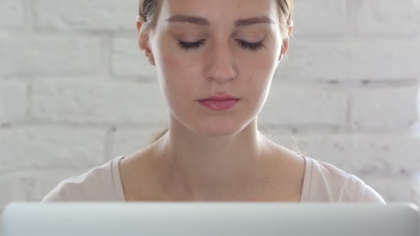 Pensive Woman in Loft Office Busy on Laptop, Thinking — Stock Video