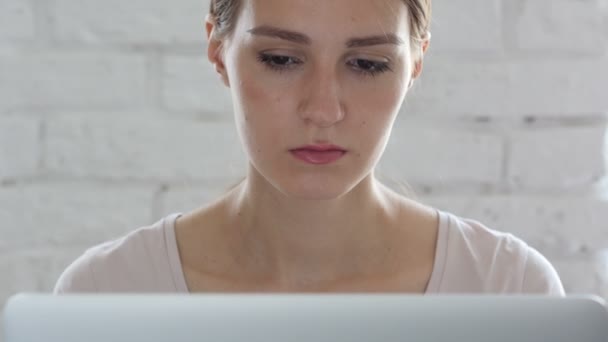 Kopfschmerzen, emotionaler Stress für Frau im Loft-Büro — Stockvideo