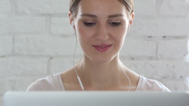Video Chat en el Trabajo por Mujer en Loft Office — Vídeos de Stock