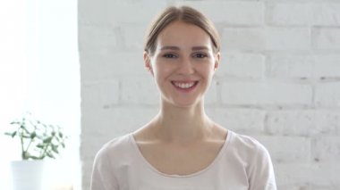 gülümseyen güzel kadın portresi