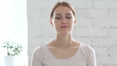 Başparmak aşağı güzel kadın, Loft tarafından