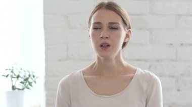 Yorgun güzel genç kadın esneme, uykuya ihtiyacın var