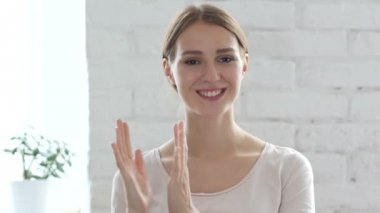 Güzel genç kadın, eller alkışlar