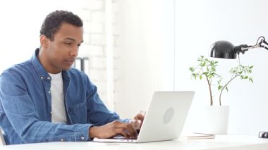 Afro-Amerikan adam düşünme ve çalışma onun Office