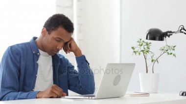 Uyuyan yaratıcı Afro-Amerikan adam ofisinde